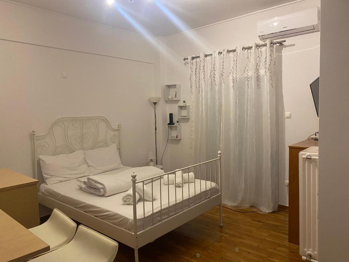 Modern, Ideally Located Studio Apartment Athens Exterior photo